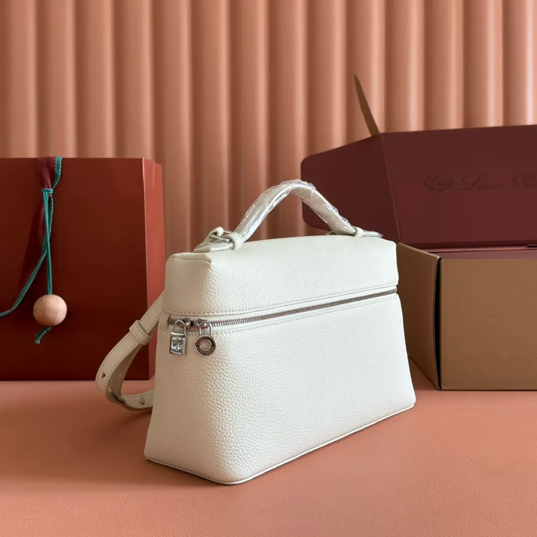 p1280💋💋💋【Original leather all-steel configuration counter complete package】𝐋𝐨𝐫𝐨 𝐏𝐢𝐚𝐧@ Extra pocket L27 series handbag/crossbody bag The most comfortable life is when it is not defined, just like loro The material design of pian@ does not require complicated design styles. The simple and soft outline is elegant and durable, like an exquisite cosmetic case, which perfectly balances appearance and functionality. The leather is delicate and feels as soft as butter. The small bag has a large capacity. It is not only portable with a thin shoulder strap, but can also be worn cross-body. Sisters who have a special liking for minimalist style can buy it. It is simple and versatile. The simpler, the more different. Stars and Instagram celebrities are all planting it. There are two sizes of 19 cm and 27 cm. One is exquisite and casual, and the other is elegant and grand. Dimensions: length 27×width 10×height 16cm (with shoulder strap)